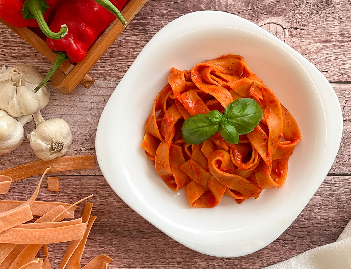 Készíthetünk belőle paprika krémes tésztát, ami tökéletes párost alkot a kápiás fokhagymás tésztánkkal. Nézd meg a receptet és készítsd el te is!