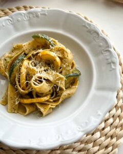 Mi ezúttal fokhagymás-bazsalikomos szélesmetéltet használtunk, ami nagyon jól illik a pesto bazsalikomos ízéhez.